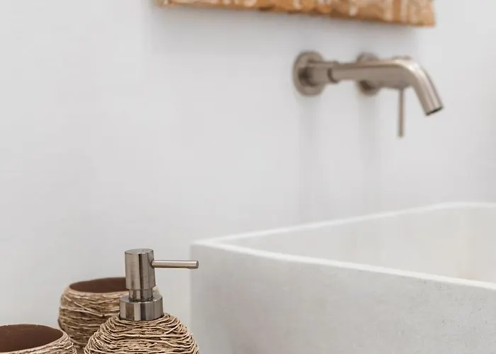 Cycladic Aretinni * Chora (Ios)